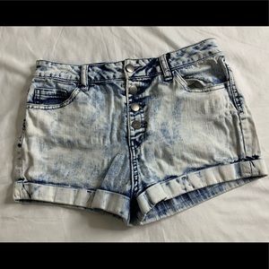 Forever 21 Jean Shorts! Size 28 and fits nicely! Shapes the natural curves!
